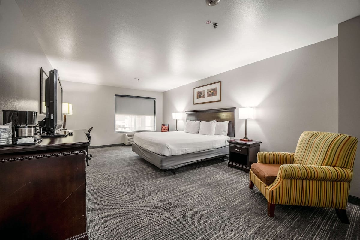 Room, 1 King Bed, Accessible, Non Smoking | 1 bedroom, premium bedding, desk, blackout drapes