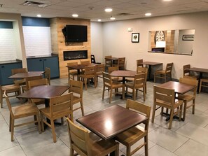 Free daily buffet breakfast - Country Inn & Suites by Radisson, Emporia, VA (Emporia)