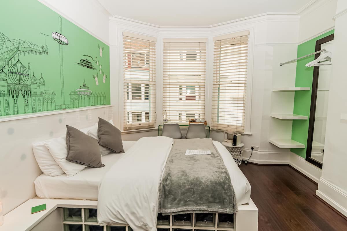 Brighton Gin King Suite with En Suite Bath/Shower | Hypo-allergenic bedding available, WiFi (free), individually decorated