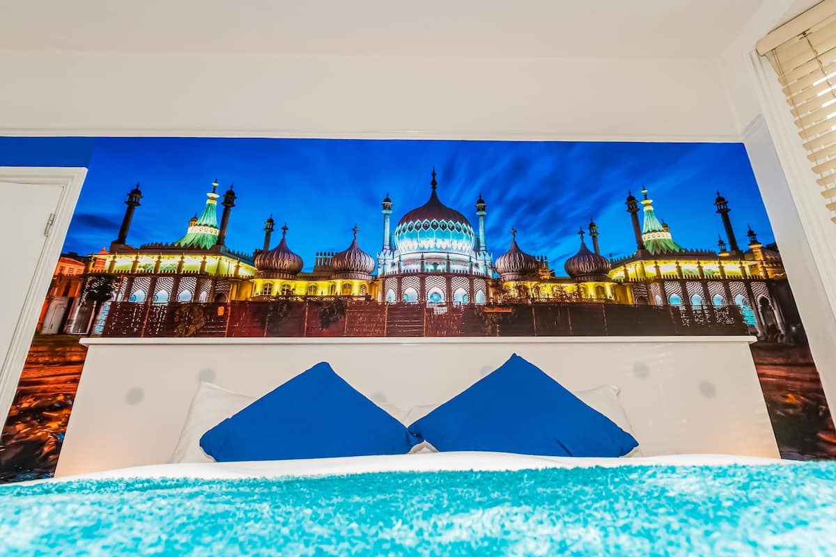 Pavilion King Suite with En Suite Bath/Shower | Hypo-allergenic bedding available, WiFi (free), individually decorated