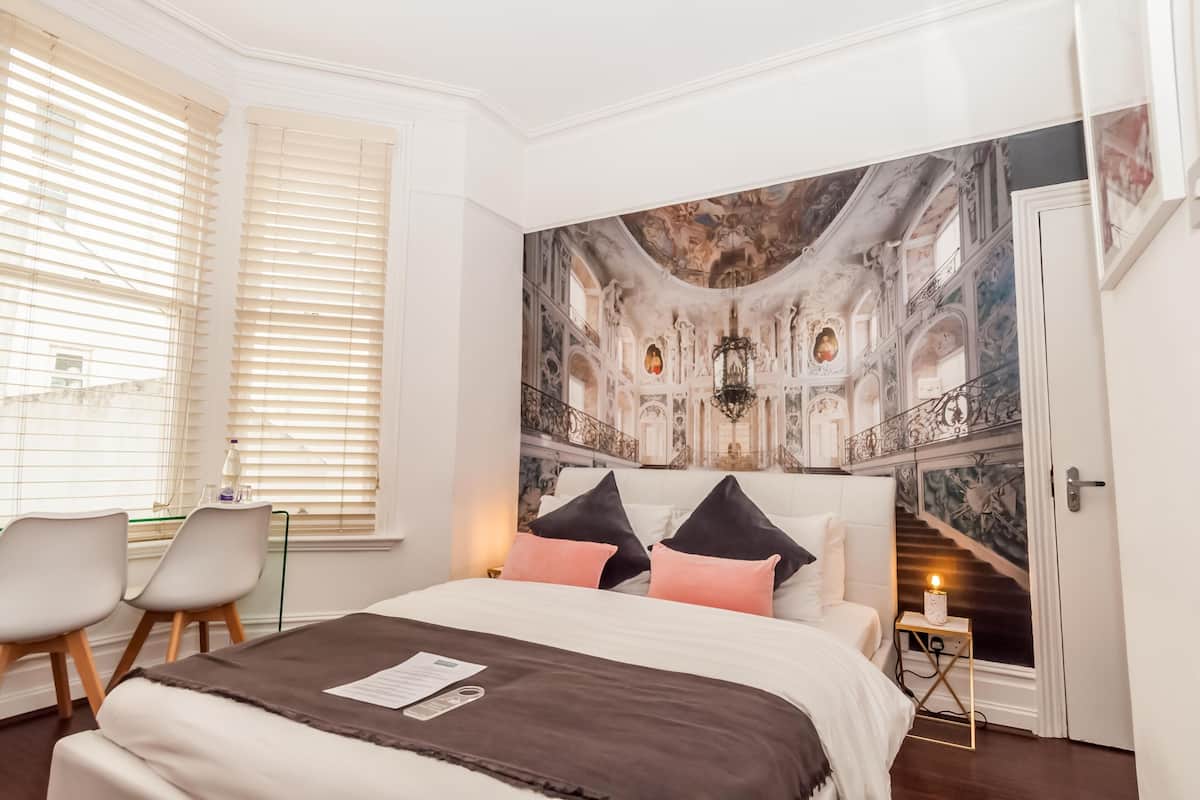 Majestic Double Deluxe with En Suite Shower | Hypo-allergenic bedding available, WiFi (free), individually decorated