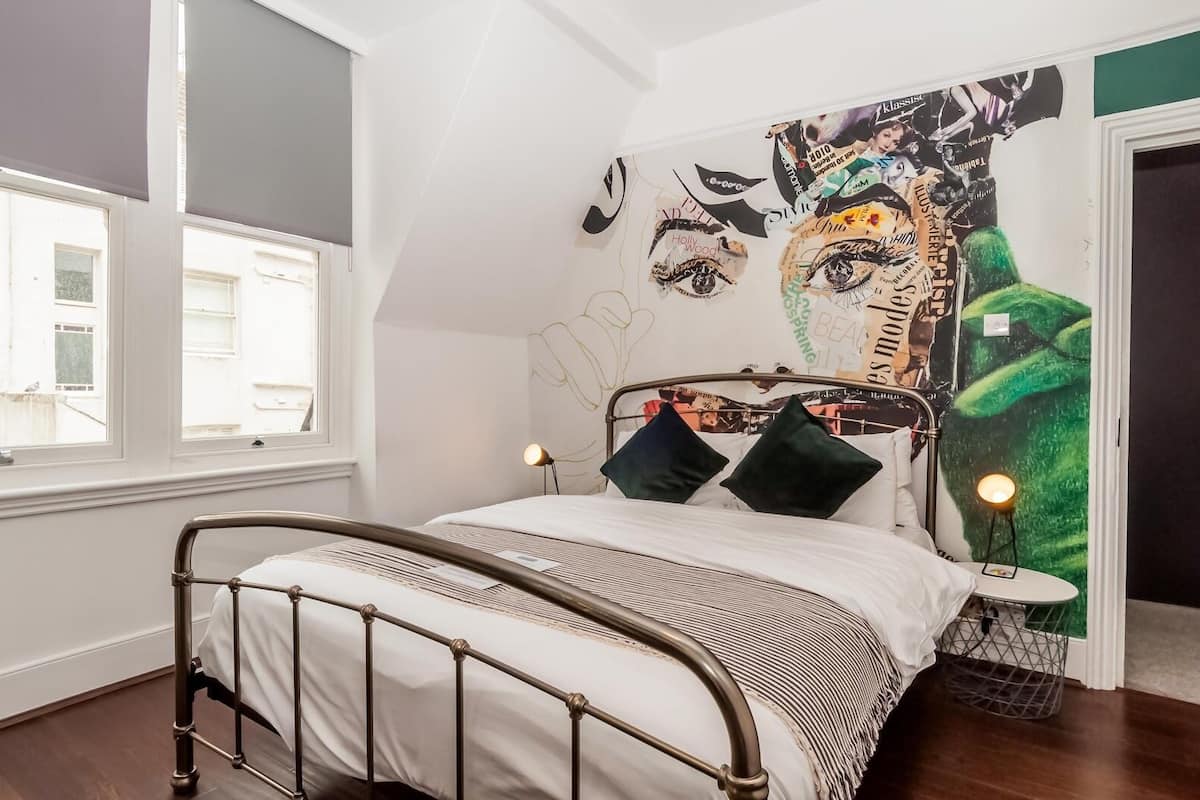 Tiffany Art Double Den Standard with En Suite Shower | Hypo-allergenic bedding available, WiFi (free), individually decorated