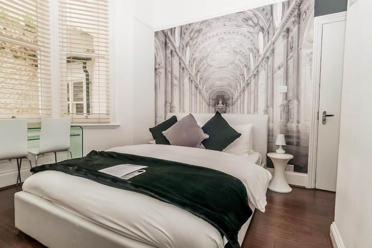 Light Illusion Double Deluxe with En Suite Shower | Hypo-allergenic bedding available, WiFi (free), individually decorated