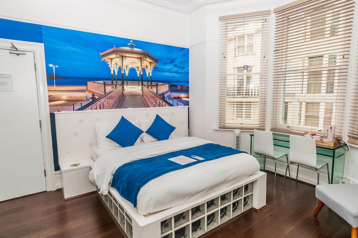 Bandstand King Studio with En Suite Shower | Hypo-allergenic bedding available, WiFi (free), individually decorated