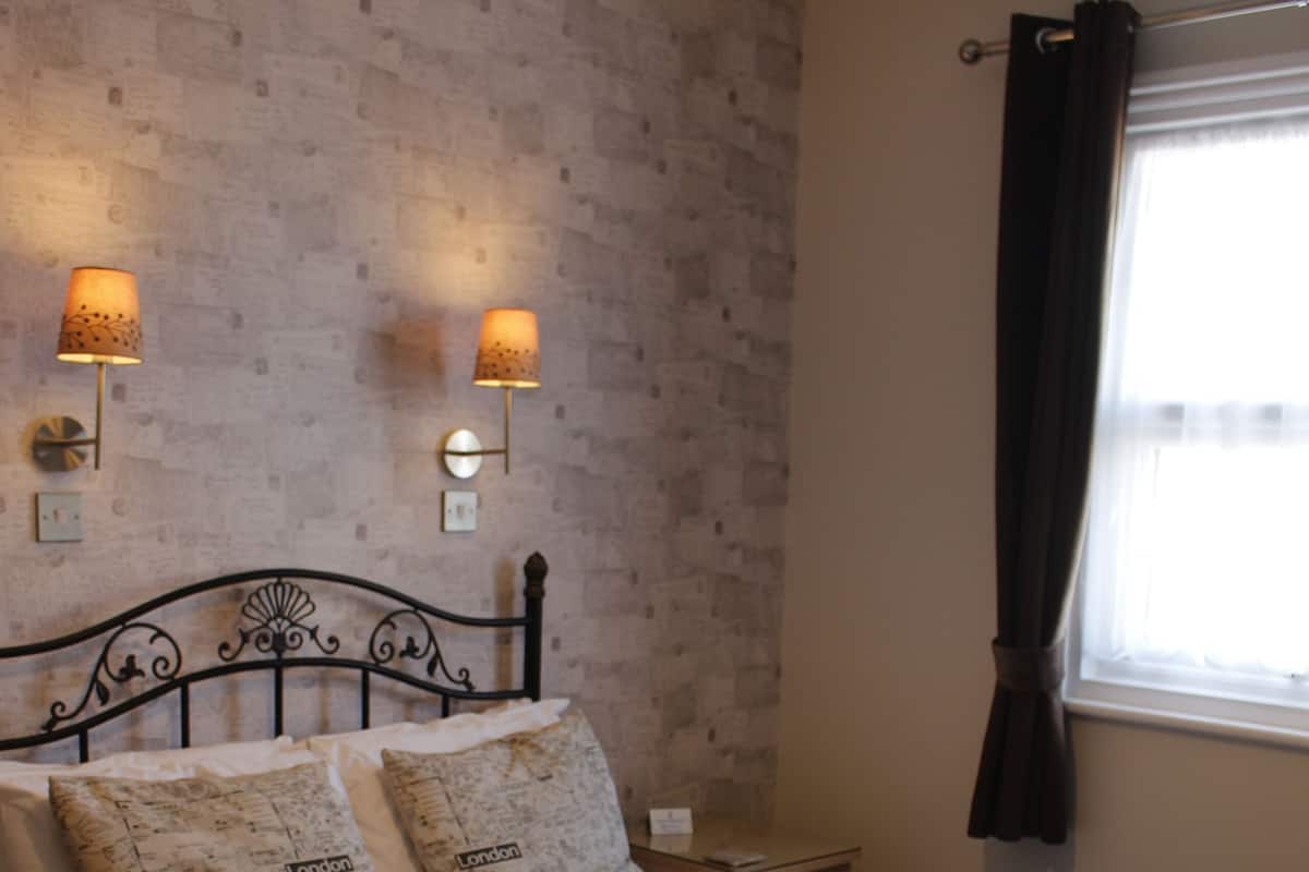 Comfort-Doppelzimmer, 1 Doppelbett | Individuell dekoriert, individuell eingerichtet, Bügeleisen/Bügelbrett
