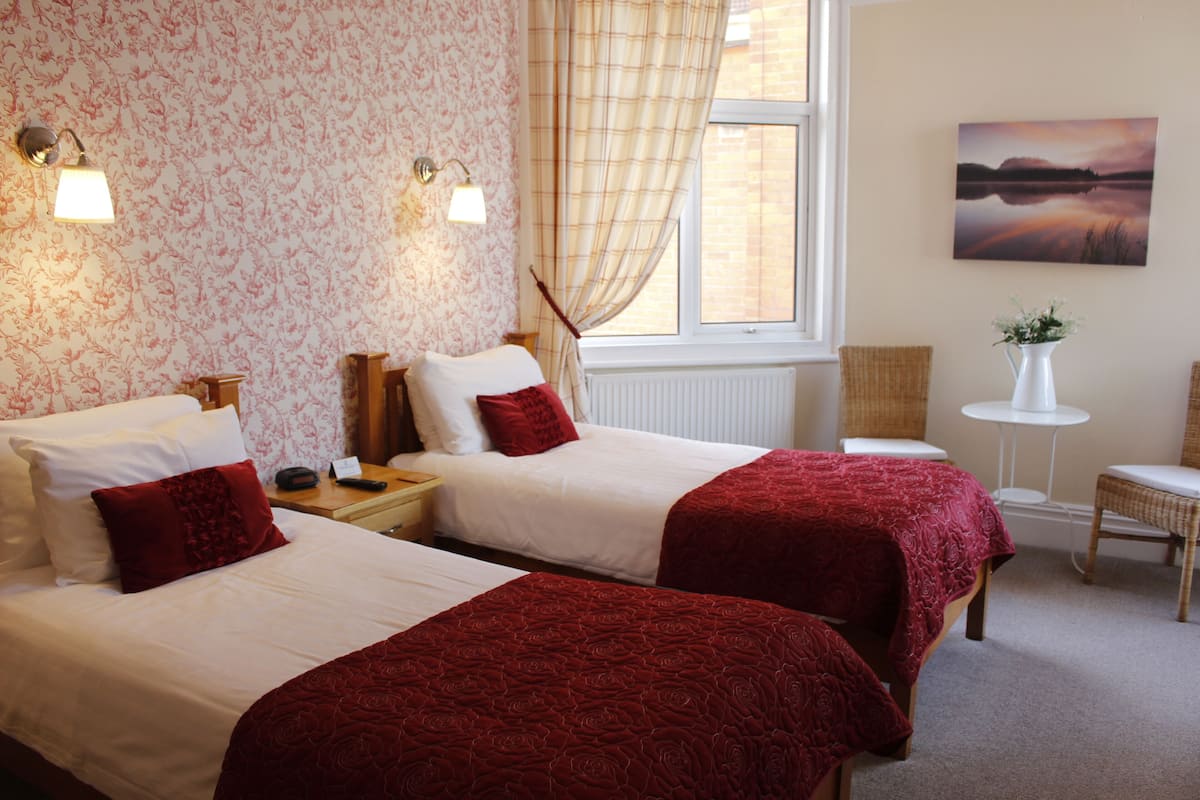 Deluxe-Zweibettzimmer, 2 Einzelbetten, Meerblick, Strandnähe | Individuell dekoriert, individuell eingerichtet, Bügeleisen/Bügelbrett