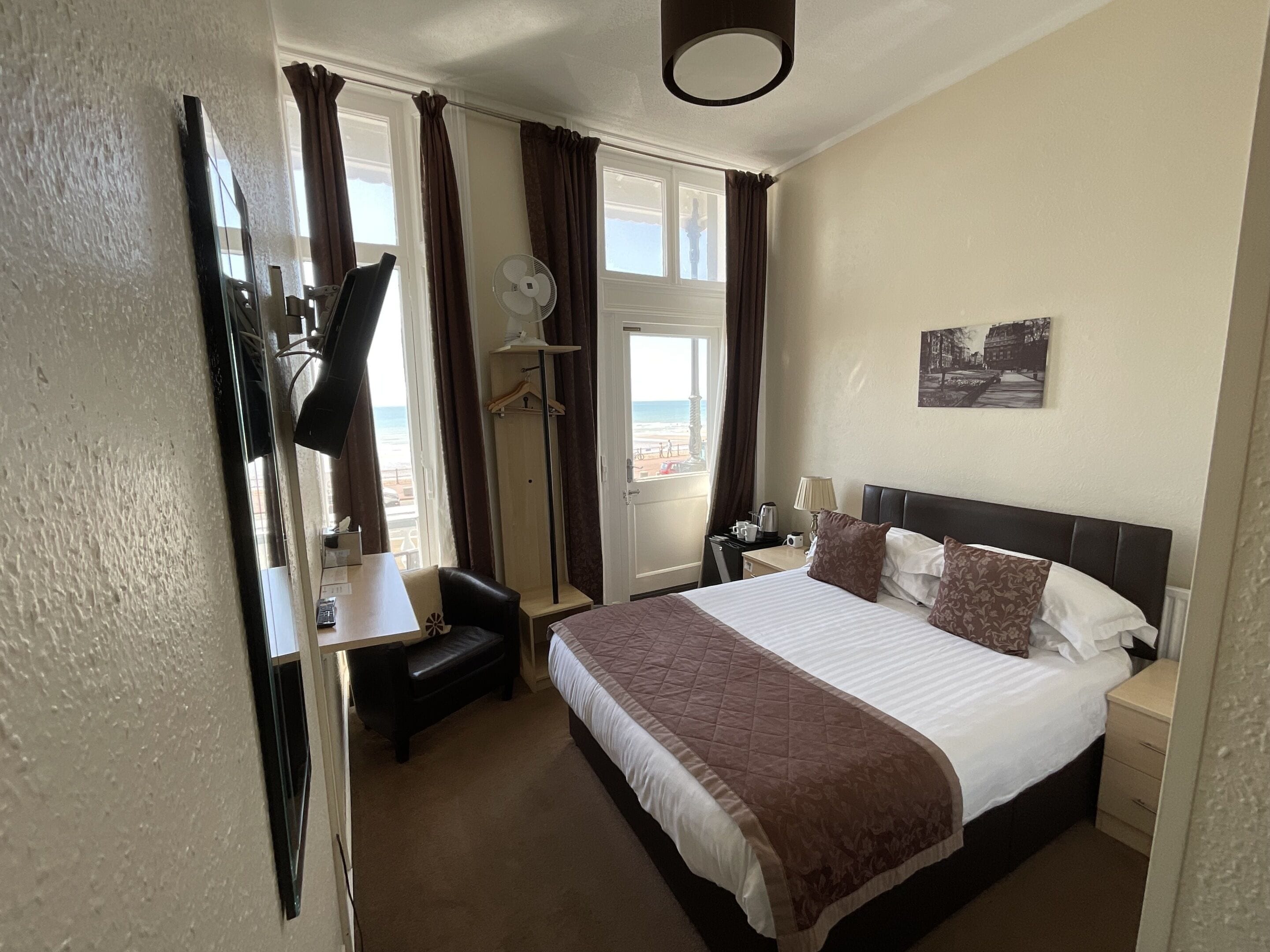 Double Room, Sea View | Desk, iron/ironing board, free WiFi, bed sheets