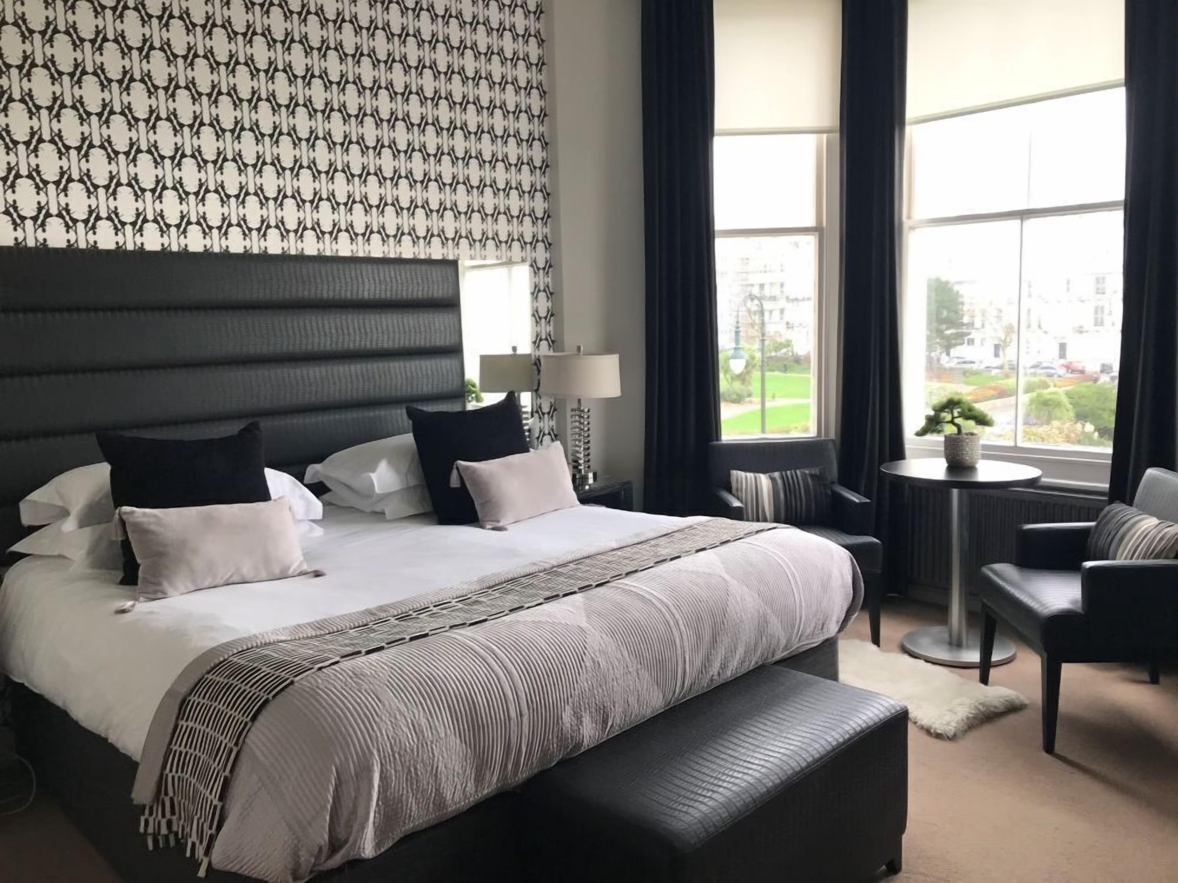 ملاءات من القطن المصري وأغطية فراش متميزة وأسرّة سليكت كومفورت وميني بار