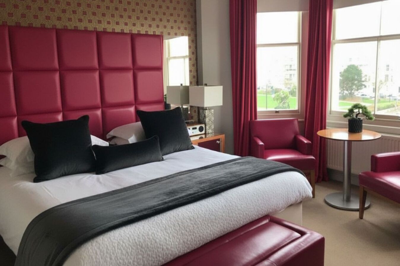 ملاءات من القطن المصري وأغطية فراش متميزة وأسرّة سليكت كومفورت وميني بار