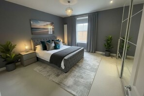 Luxury House | Egyptian cotton sheets, premium bedding, Select Comfort beds, minibar