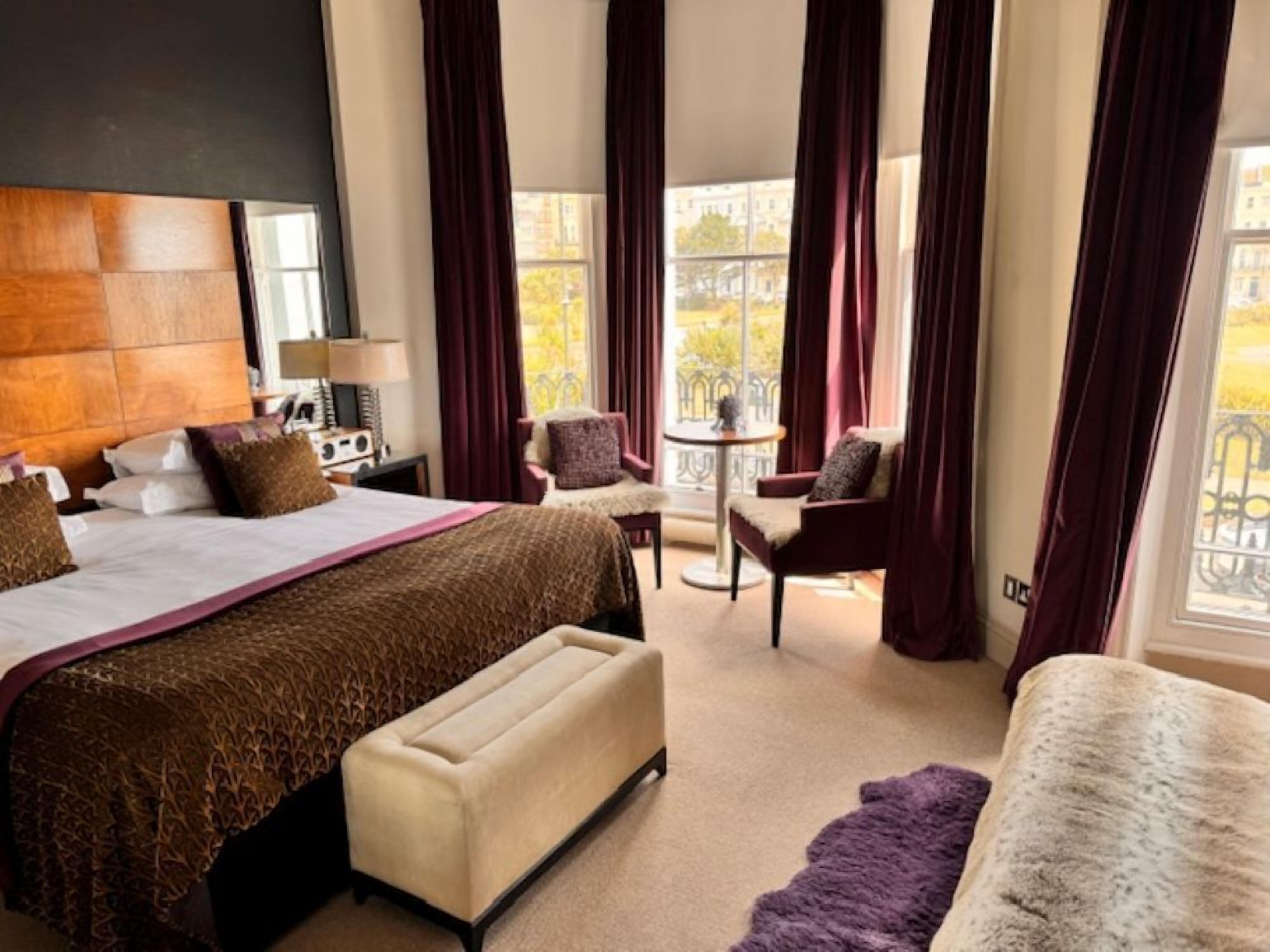 ملاءات من القطن المصري وأغطية فراش متميزة وأسرّة سليكت كومفورت وميني بار