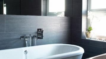 Deep-soaking bathtub