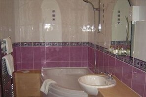 Deluxe Double Room, 1 Double Bed | Bathroom sink