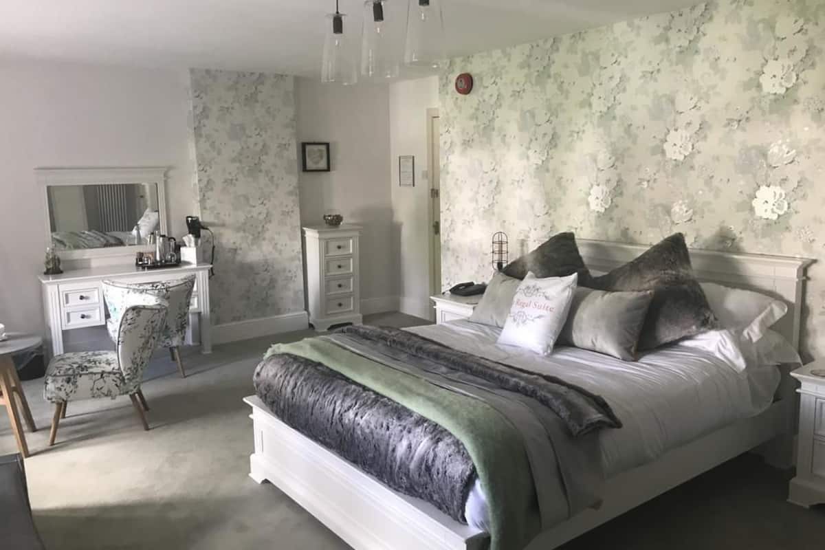 royal suite, 1 double bed | premium bedding, desk, iron/ironing board, free wifi