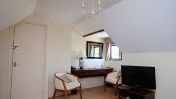 Junior-sviitti | Ylelliset vuodevaatteet, työpöytä, silitysrauta/-lauta, ilmainen Wi-Fi