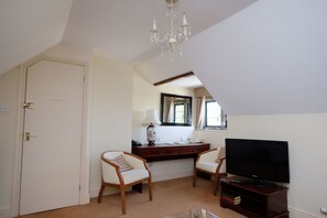 Suíte júnior | Roupas de cama premium, escrivaninha, ferros/tábuas de passar roupa