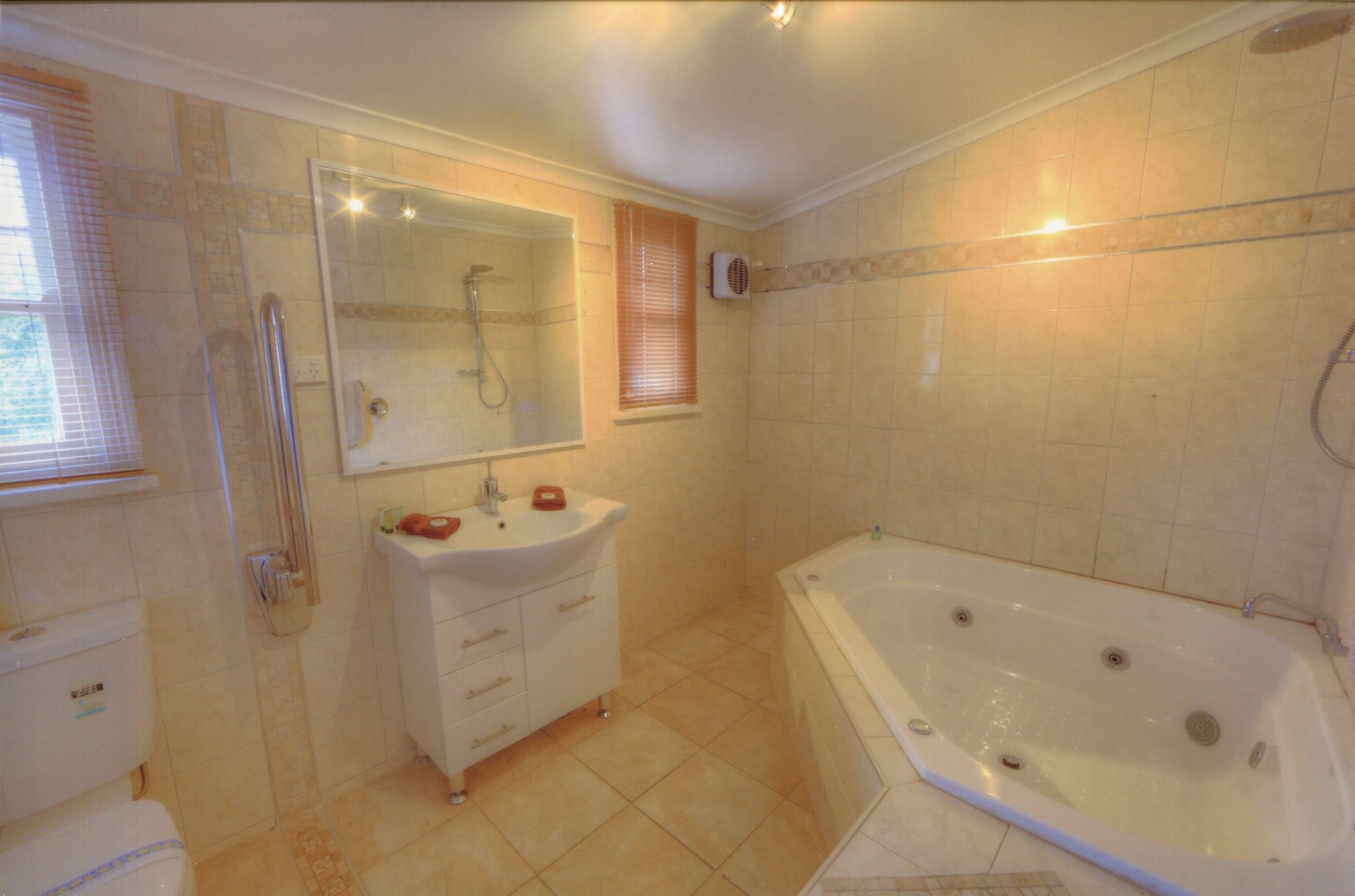 Chloride St Luxury Cottage (3 Bedrooms) | Bathroom