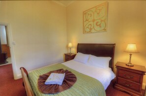 Cottage có thiết kế đặc trưng, 3 phòng ngủ | Trang trí khác biệt, bàn, màn/rèm cản sáng, bàn ủi/dụng cụ ủi quần áo 