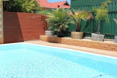 Una piscina al aire libre. Lodge Outback Motel