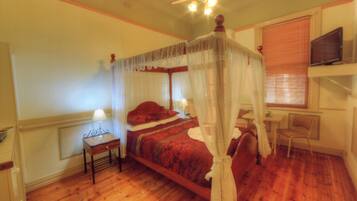 Signature Room, 1 Katil Ratu (Queen) | Dihias secara berasingan, meja, langsir/tirai gelap terus