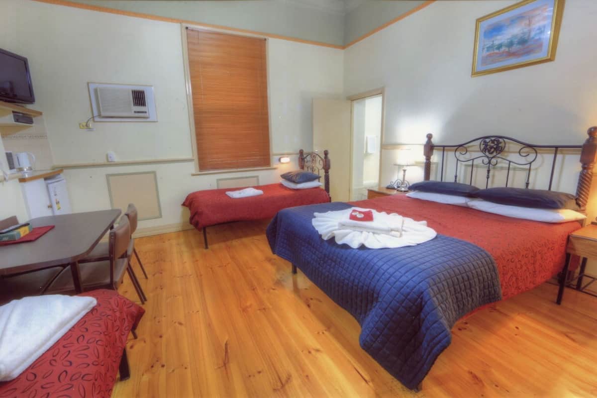 각각 다른 스타일의 인테리어, 책상, 암막 커튼, 다리미/다리미판