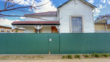 Chloride St Luxury Cottage (3 Bedrooms) | Terrace/patio