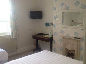 Habitación triple, baño en la habitación