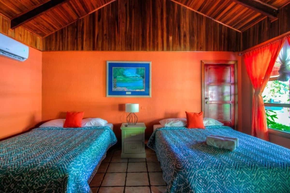 Mobiliari individual, wifi gratuïta i roba de llit