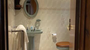 Habitación doble, baño en la habitación | Baño