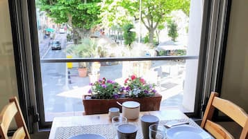 Desayuno continental (EUR 13.5 por persona)