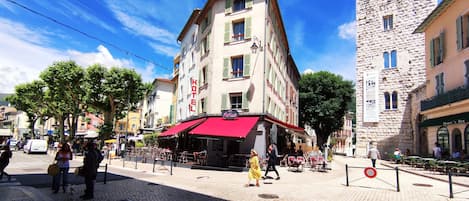 A street with a café named 'Matisse' and a stone building with a sign 'Henry's Bar'.