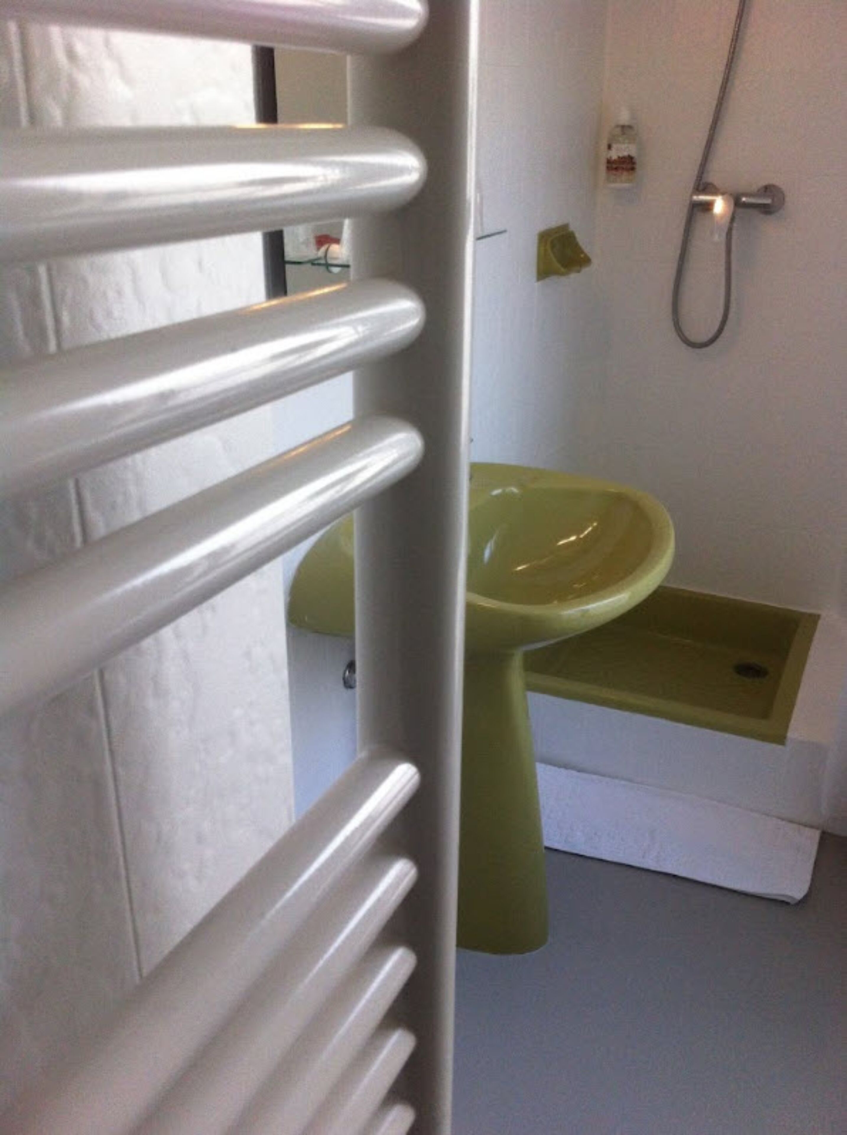 standard double room | bathroom | free toiletries, hair dryer, towels