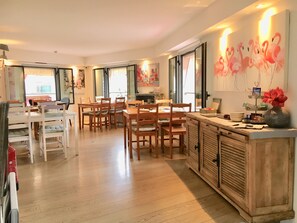 Daily continental breakfast (EUR 9.50 per person)