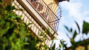 A multi-story building with balconies and a clear sky. - Hotel Villa Il Castagno (Florence)