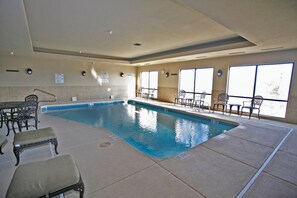 Kolam renang indoor dan kolam renang outdoor