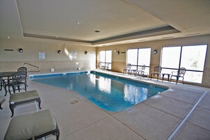 Una piscina cubierta, una piscina al aire libre