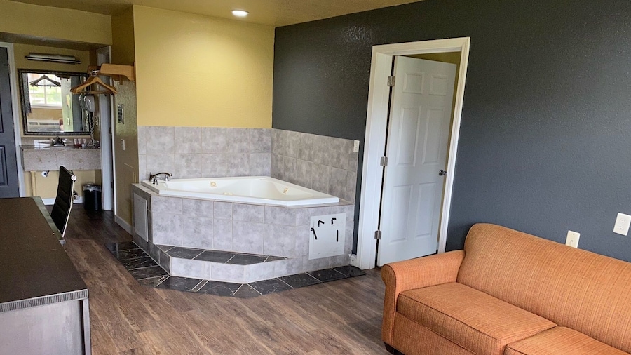 Woodridge Inn and Suites