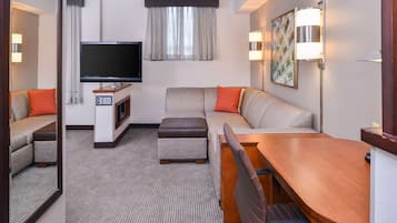 Ropa de cama de alta calidad y caja de seguridad en la habitación