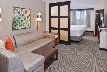 Premium bedding, in-room safe, desk, laptop workspace