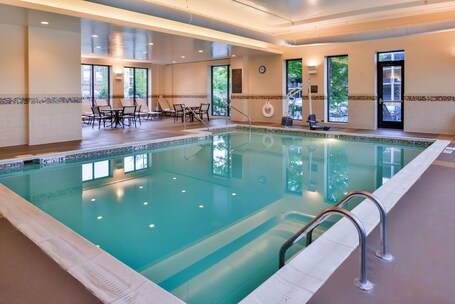 Indoor pool, sun loungers