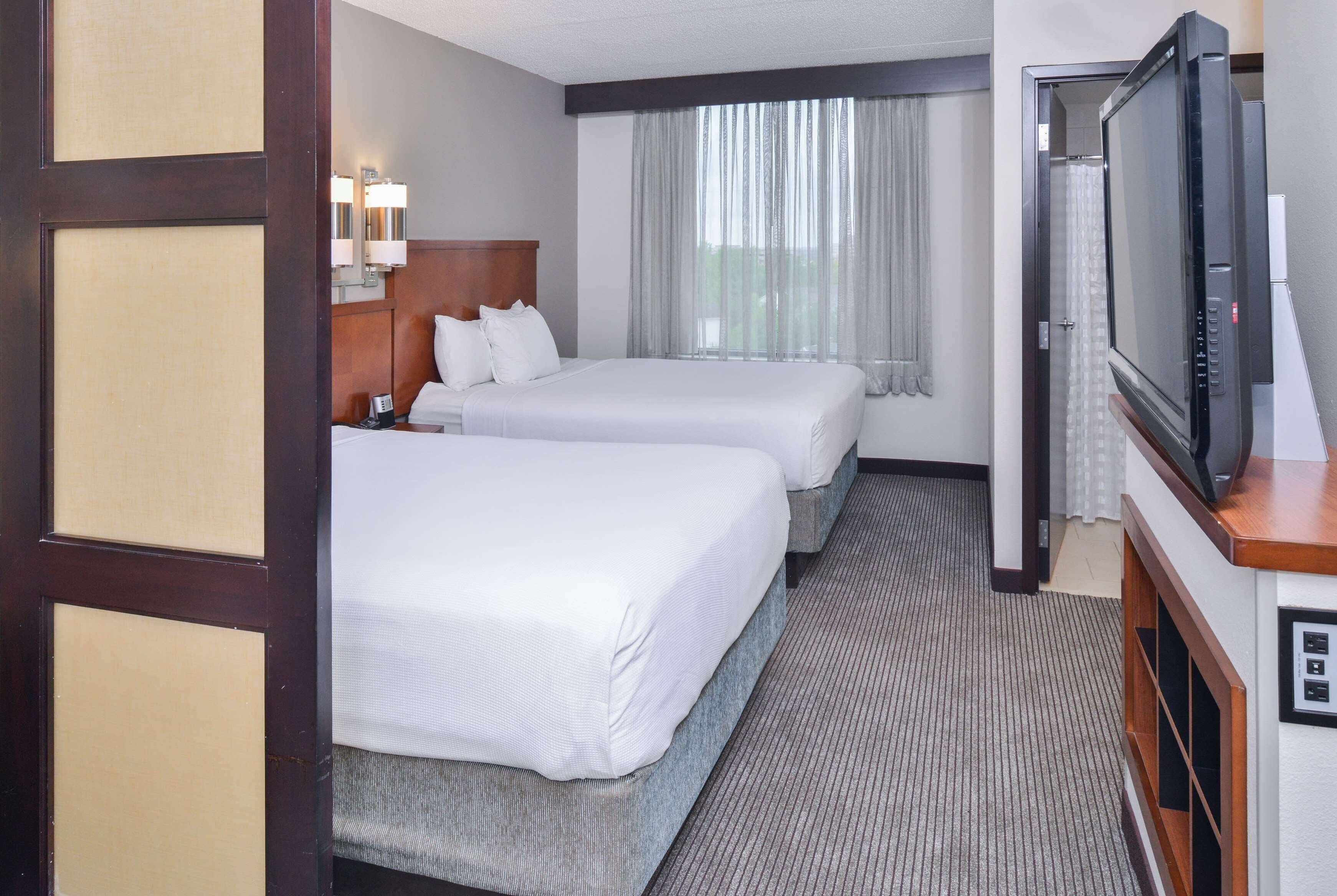 premium bedding, in-room safe, desk, laptop workspace