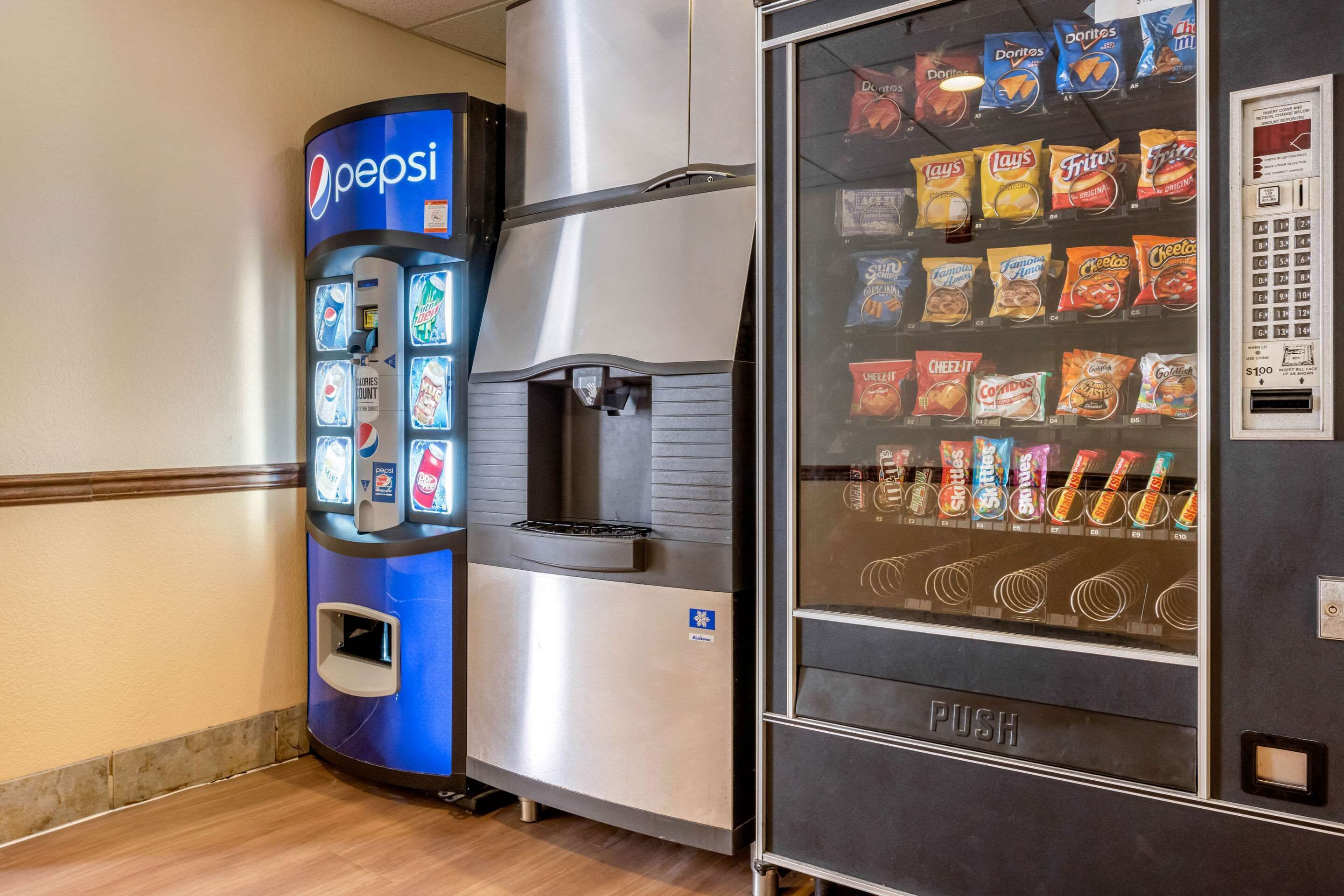 Máquina expendedora de Pepsi y otra con diferentes paquetes de papas fritas.