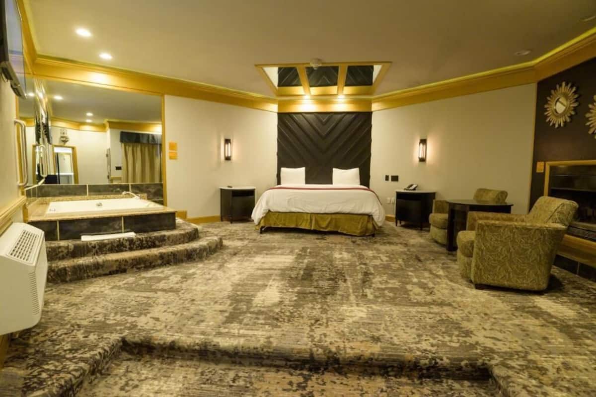 Black & Gold Theme Suite with Round Bed, Jetted tub & Fireplace | 1 bedroom, premium bedding, desk, soundproofing
