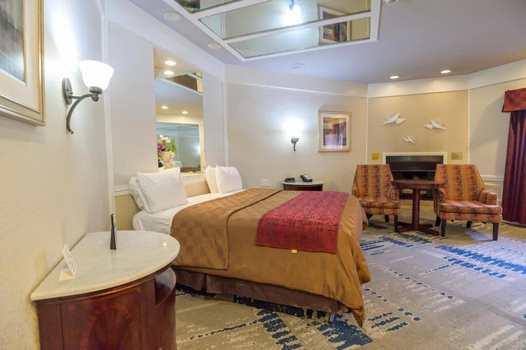 Deluxe Romantic Suite with Jetted Tub & Fireplace | 1 bedroom, premium bedding, desk, soundproofing