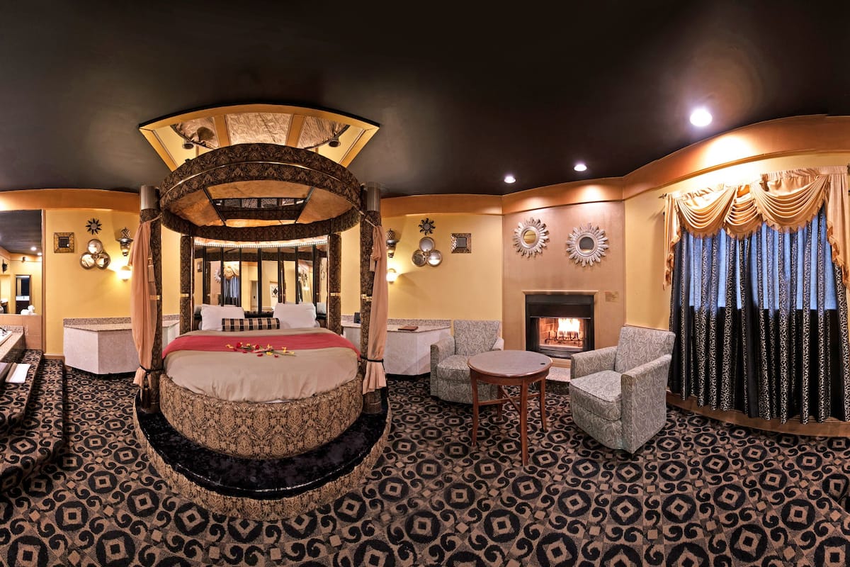 Black & Gold Theme Suite with Round Bed, Jetted tub & Fireplace | 1 bedroom, premium bedding, individually furnished, desk