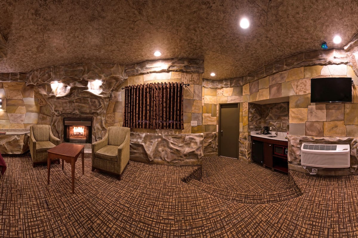 Cave Theme Suite with Jetted Tub & Fireplace | 1 bedroom, premium bedding, individually furnished, desk