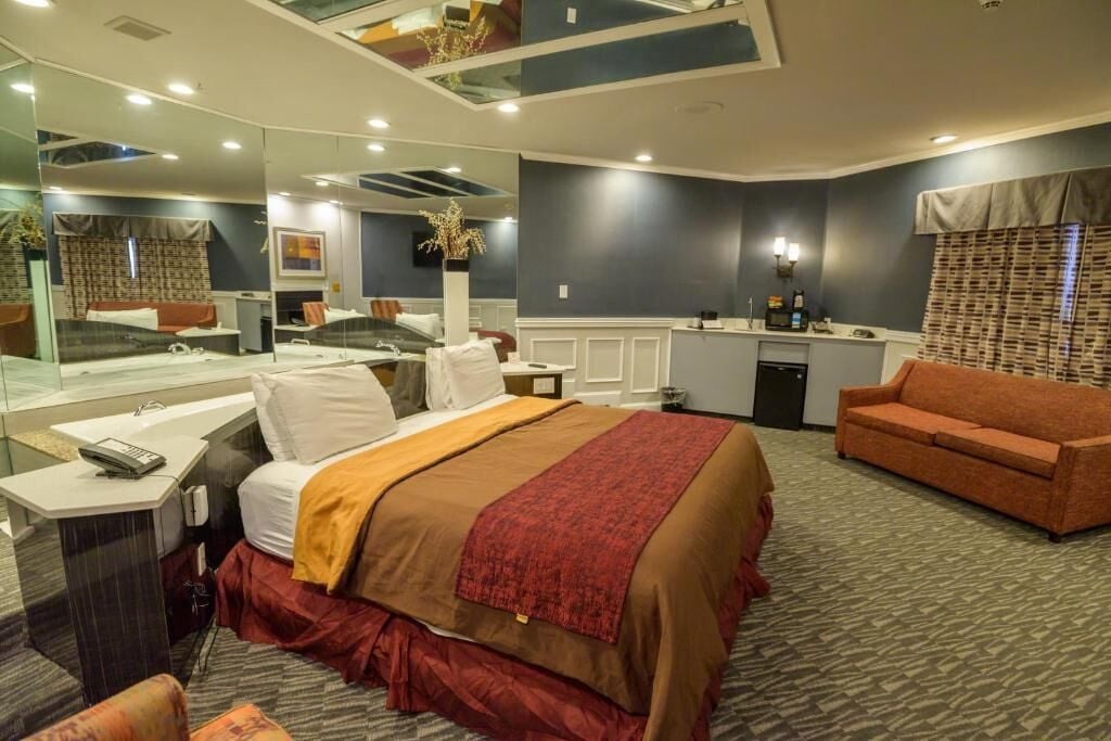 Honeymoon Romantic Suite with Oval Shape Jetted Tub & Fireplace | 1 bedroom, premium bedding, desk, soundproofing