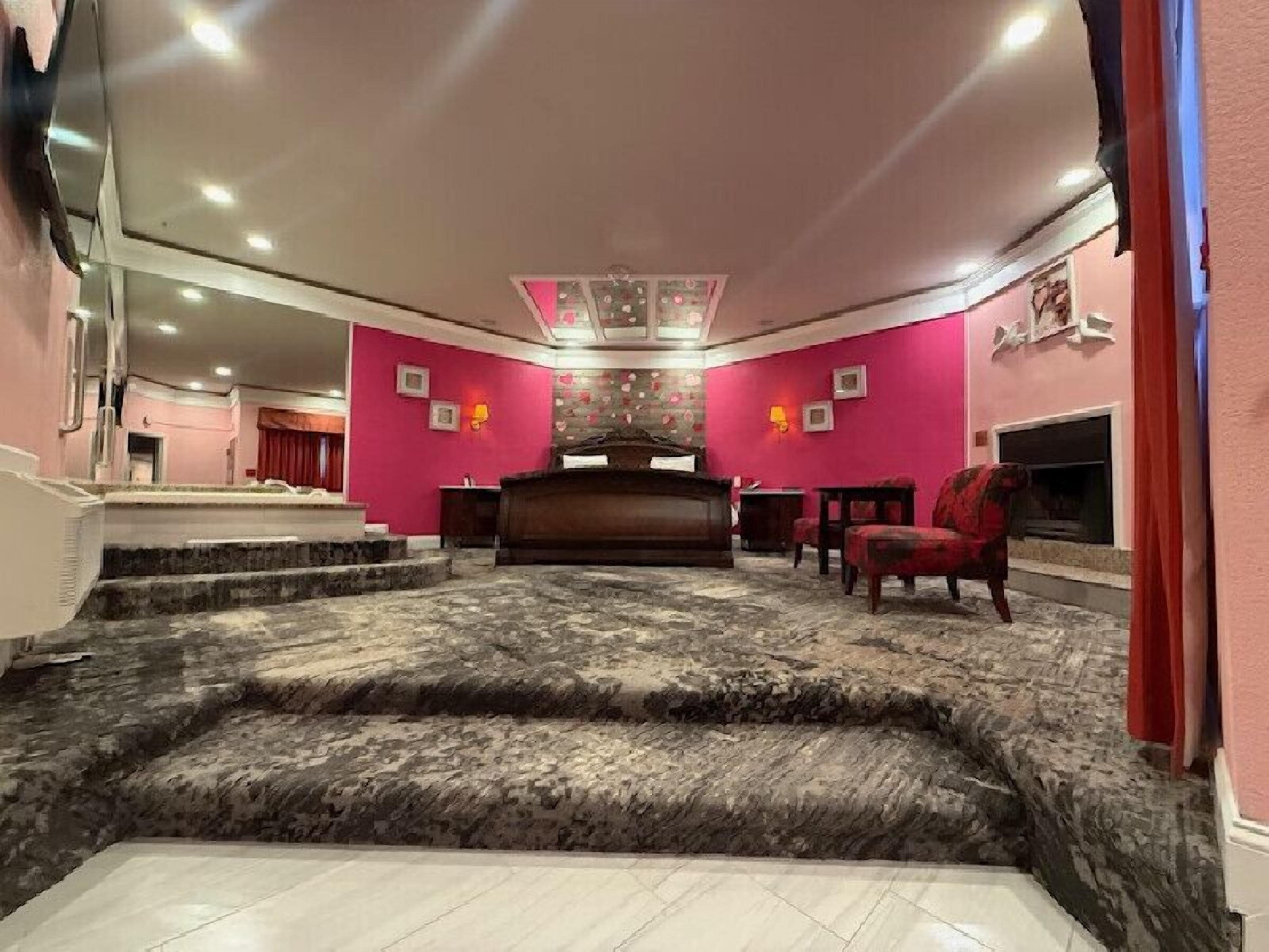 Sweetheart Theme Suite with Heart Shape Bed, Jetted Tub & Fireplace | 1 bedroom, premium bedding, desk, soundproofing