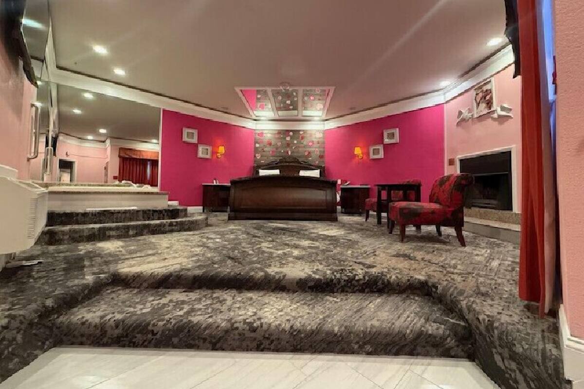 套房, 按摩浴缸 (Heart Shape Bed & Fireplace) | 1 間臥室、高級寢具、書桌、隔音