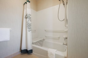 Combined shower/tub, free toiletries, hair dryer, towels